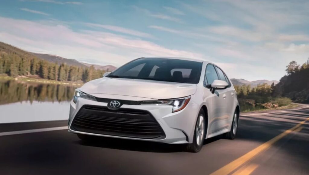 Toyota Corolla Hybrid 2025: Luxury Sedan with 22–25 km/l Mileage, Starting at ₹22 Lakh