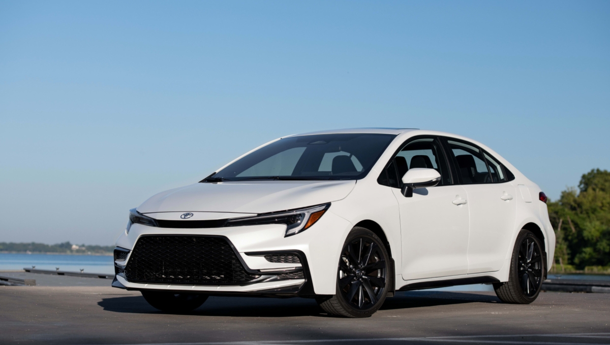 Toyota Corolla Hybrid 2025: Luxury Sedan with 22–25 km/l Mileage, Starting at ₹22 Lakh