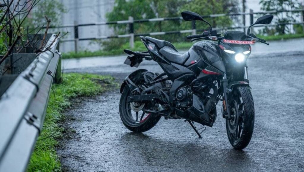 Bajaj Pulsar N160: 15.68 bhp पावर और 120 kmph टॉप स्पीड के साथ शानदार फीचर्स