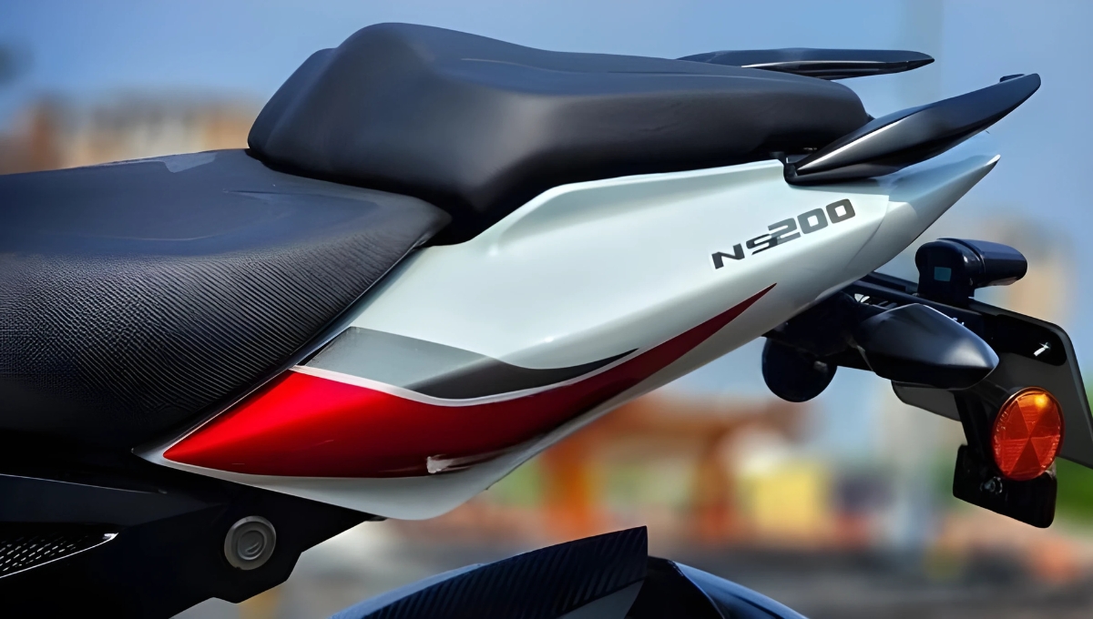 Bajaj Pulsar NS200 2025: दमदार फीचर्स और 125 kmph टॉप स्पीड के साथ, कीमत सिर्फ 1.50 लाख में