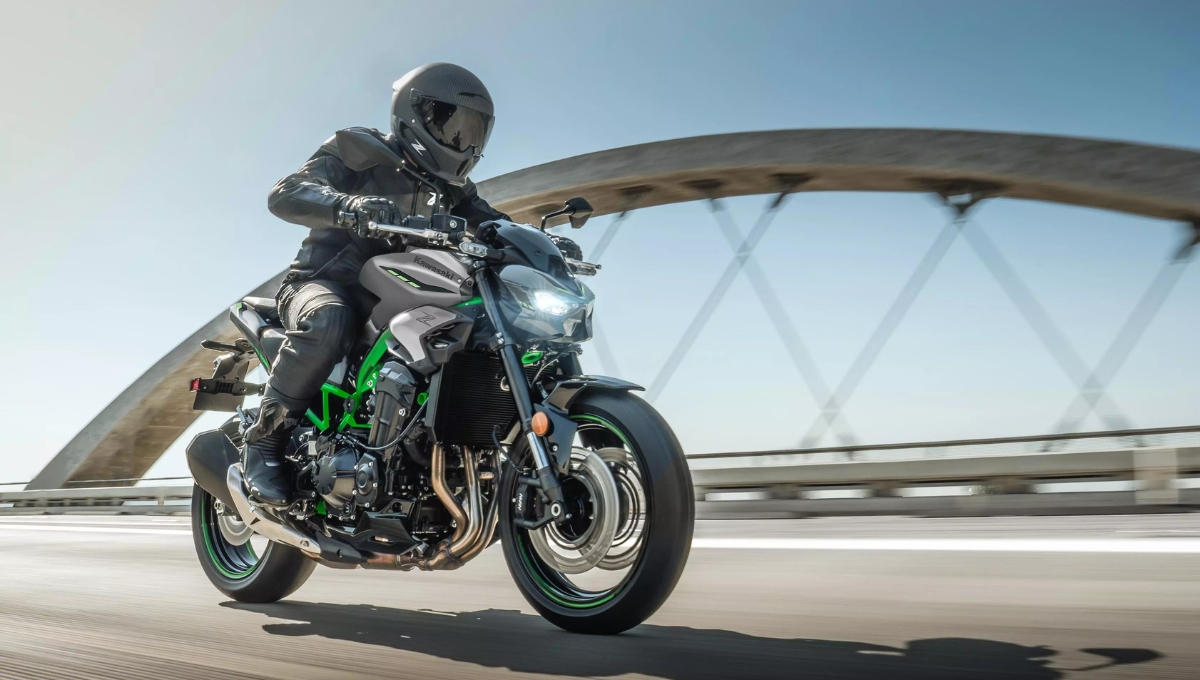 Kawasaki Z900 2025: 122 BHP पावर और 240 kmph टॉप स्पीड के साथ दमदार बाइक कीमत और फीचर्स