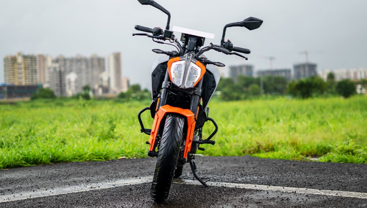 KTM 160 Duke Review: दमदार फीचर्स और ₹2.10 लाख की कीमत में धांसू बाइक